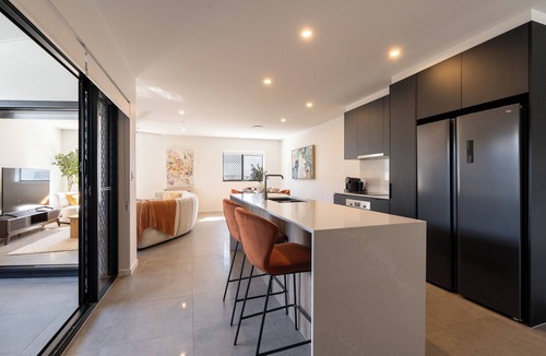Mount Gravatt East Apartment | Luxury 3BD apartment mountain view/parking walking distance to shops/air con