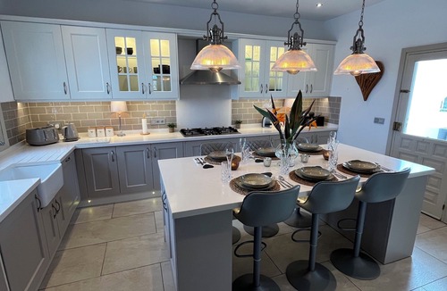 La Parata Villa | Luxury 4 Bed ensuite villa|Heated private pool | 5 mins walk to beach| Sea Views