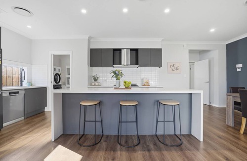 Gledswood Hills House | Luxury 4BR Gledswood Residence | Stylish Escape for Families & Groups