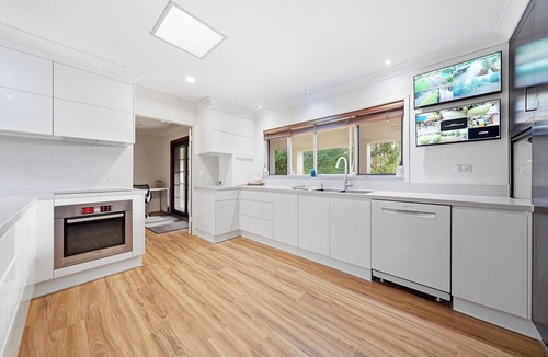 Bridgeman Downs House | Luxury Bridgeman Downs Retreat 15km from CBD