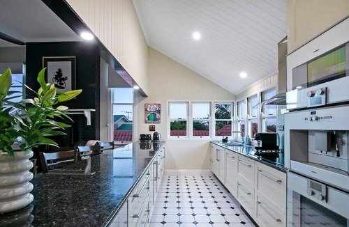 Wellers Hill House | Luxury City Escape - City Views+Pool+Spa+Tennis