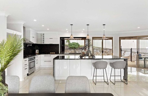 Rochedale South House | Luxury Family Escape: 5-Bedroom Home with Pool, near Brisbane's Iconic Sights!