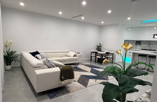 Craigieburn House | Luxury fully furnished space with modern rooms | Near Airport | 3-min. to shops