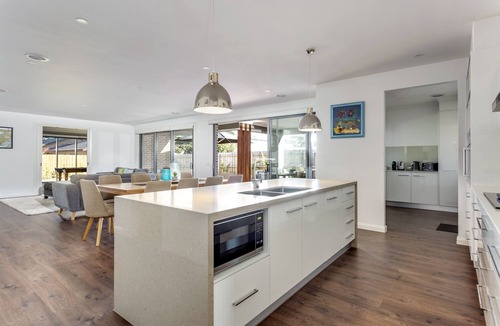 Capel Sound House | Luxury Getaway-1 min walk to beach and restaurants. Short drive to hot springs.