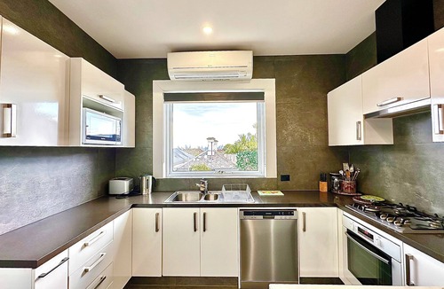 Hawthorn Apartment | Luxury & Grandeur | Balcony Views| Prime Location, Parking