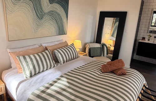 Thrumster Bed & Breakfast | Luxury Guesthouse - 10 mins to Port