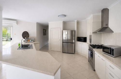 Munruben House | Luxury holiday home with resort pool and home theater