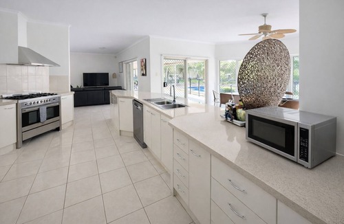 Munruben House | Luxury holiday home with resort pool and home theater