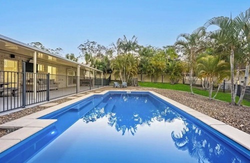 Munruben House | Luxury holiday home with resort pool and home theater