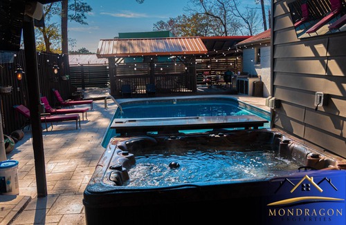 Shelby House | LUXURY LAKE HOUSE & DOG CONDO