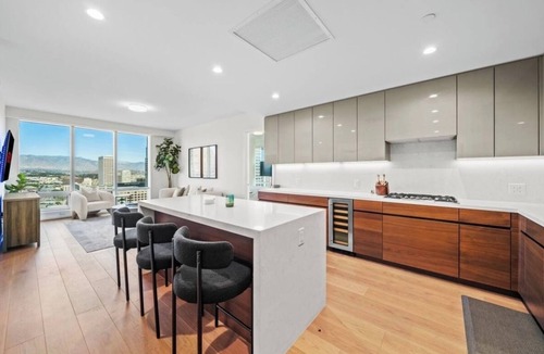 Vernon Apartment | Luxury Modern 2-bedroom apartment Home in Los Angeles w/WiFi + Central Ac
