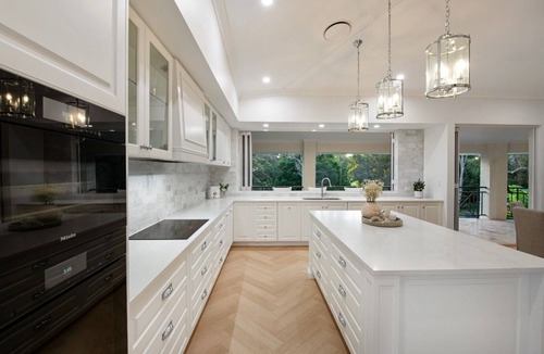 Carindale House | Luxury Oasis in Carindale - Relax, Unwind & Enjoy! Pool, Wifi, AC & Chef Kitchen