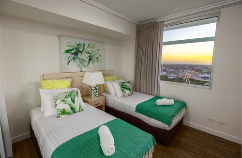 Brisbane Central Business District Apartment | Luxury Oasis-Level 27 in Casino Towers-Balcony with Deluxe River Views-Free Parking