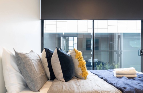 Abbotsford Apartment | Luxury Penthouse with Yarra and vineyard views, 2 x parking- Playhouse apartment