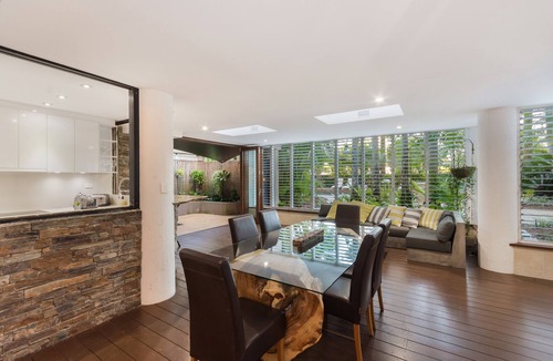 Cairns North Apartment | Luxury Pool Side Apartment in Beachfront Resort