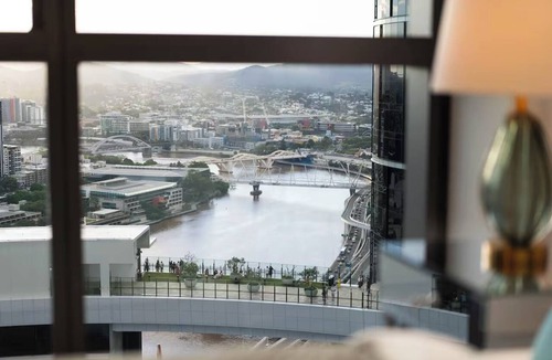 Brisbane Central Business District Apartment | Luxury Riverview 3 Bed Apt w/carpark