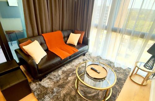 Dickson Apartment | Luxury Sky-High Apartment, Panoramic Views, Walk to Dining & Light Rail, FREE PARKING