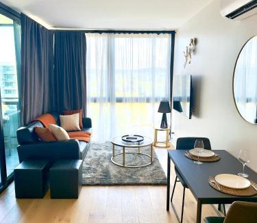 Dickson Apartment | Luxury Sky-High Apartment, Panoramic Views, Walk to Dining & Light Rail, FREE PARKING