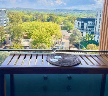 Dickson Apartment | Luxury Sky-High Apartment, Panoramic Views, Walk to Dining & Light Rail, FREE PARKING