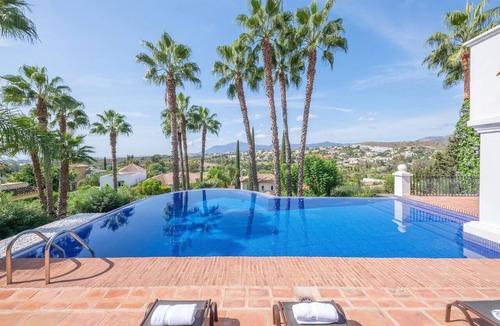 El Paraiso Villa | Luxury Villa Sildavia with Pool, Garden, Terrace, Balcony, A/C & Wi-Fi