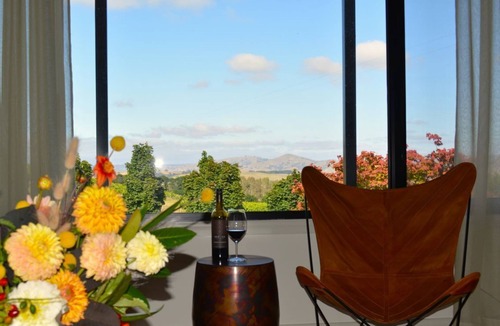 Limestone House | Luxury Vineyard Retreat with stunning views. Only 90 mins from Melbourne!