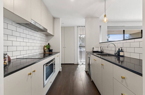 Kingston Apartment | Luxury Water Views | 5 Beds | 2 Cars | Wifi | Disney+ and test