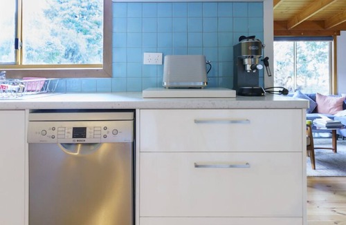 Ventnor House | Mac's Beach House, on Phillip Island Beautiful bay beach plus penguin parade