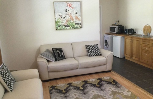 Gruyere Cottage | Maddens Cottage - Relax in the heart of the Yarra Valley wine district.