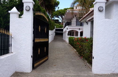 Calahonda Villa | Magnificent Villa near the sea with Pool and independent studio