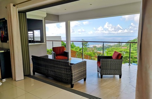 Faaa House | Manapiti on the hill, in luxury residence Pamatai Hills, close to airport