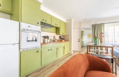 El Porto Apartment | Manhattan Beach Steps Away: Patio & Parking