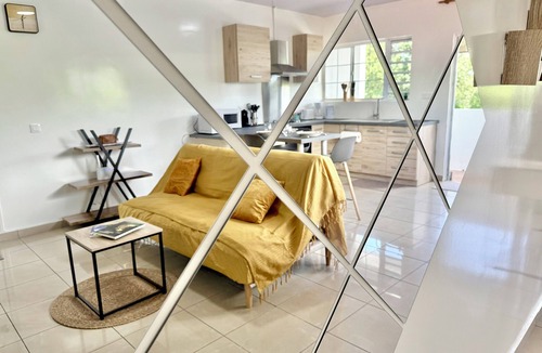 Pirae Apartment | Manohiti apartment Easy Tahiti Stay: Fast Wi-Fi, Kitchen, Terrace & carpark