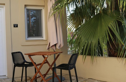 Porto Koukla Apartment | Manthos Apts - Garden View Studio