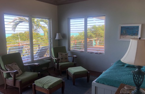 Clarence Town House | Maring’s Beach House Located On Beautiful Lochabar Bay!