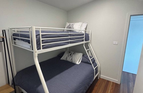 Marks Point Bed & Breakfast | Marks Point Water Front Retreat on Lake Macquarie w/kayaks, fisherman’s dream