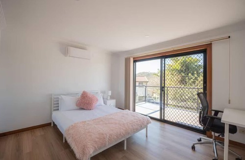 Macgregor House | Massive 6-Bed Luxurious Home with Free Parking