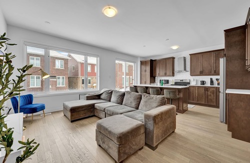 Kitchener House | Massive 8 Bed Luxury Estate+65" TV+Free Parking