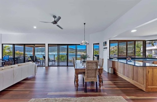 Airlie Beach House | Mazlin House, Airlie Beach Waterfront Holiday Home *Fantastic Waterfront Pool!*