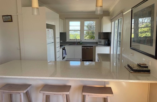 McCrae House | McCrae, the perfect stay. Short walk to beach plus beautiful bay views