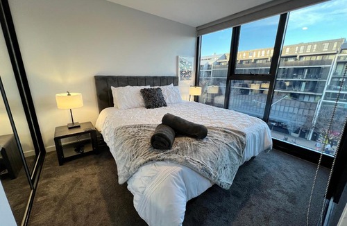 Braddon Apartment | Midnight Luxe 2BR 2Bath 2Car 528 in the heart of Braddon Pool Sauna Gym Secure Parking Wifi Wine