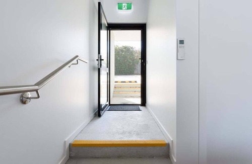 Hillcrest Apartment | Minimalist Studio Near Burnie | Clean & Cozy