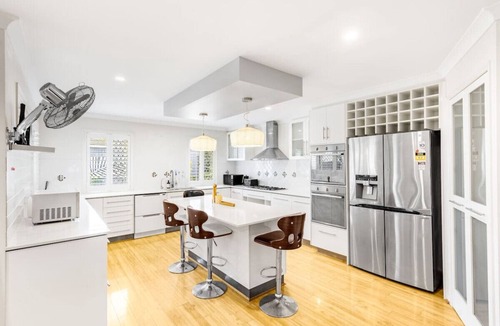 Forest Lake House | Mins to Shop & Lake! 4 beds family retreat w/pool
