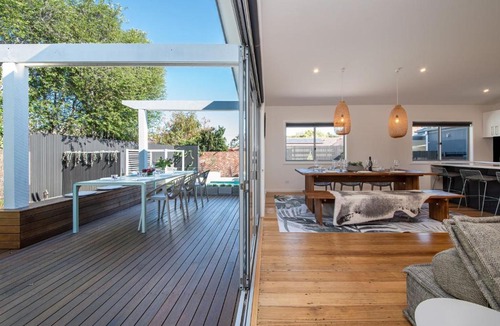 Mornington House | Missy's Escape - Luxe Family Entertainer Pool Spa Walk to Beach