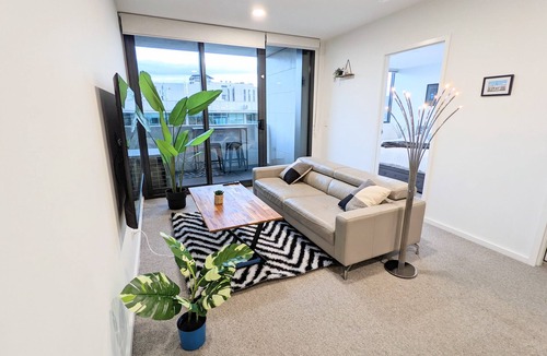 Lyneham Apartment | Modern 1-Bedroom Apartment - Close to City Centre & ANU, free parking