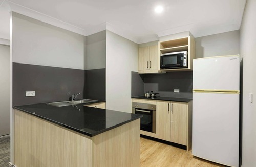 North Ryde Apartment | Modern 1BR Apt 1KM to Macquarie Park Station