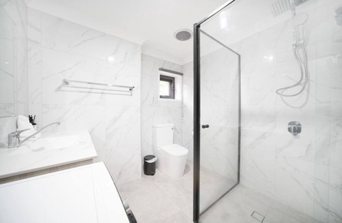 Macgregor House | Modern 2BR Home | Near Garden City & Griffith Uni