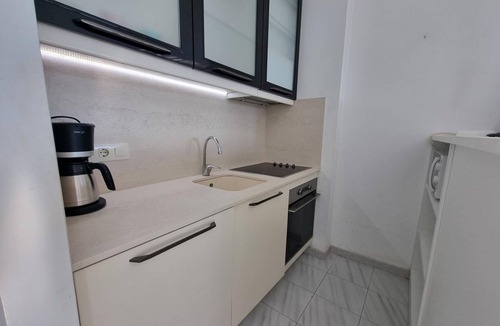 Pedrinya Apartment | Modern 3-bedroom apartment 50m from the beach with pool