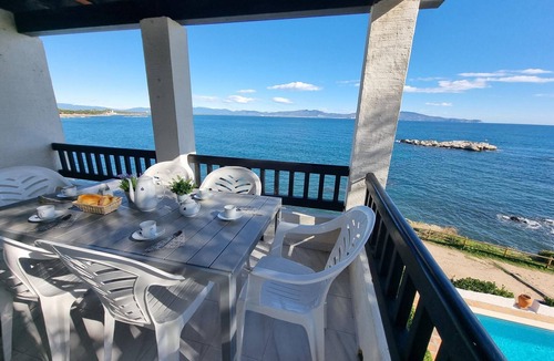 Pedrinya Apartment | Modern 3-bedroom apartment 50m from the beach with pool