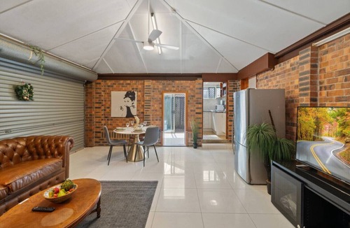 Robertson House | Modern 3-Bedroom Stay | Walk to Shops & Dining