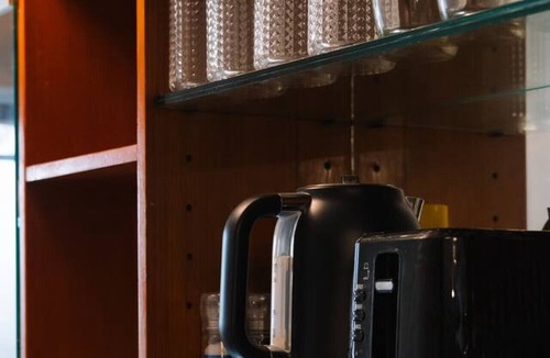 Robertson House | Modern 3-Bedroom Stay | Walk to Shops & Dining